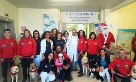 I “CANI EROI” DI SCISAR – AICS IN VISITA AI PICCOLI PAZIENTI DI ONCOEMATOLOGIA PEDIATRICA DI LECCE: PER UN NATALE SOLIDALE